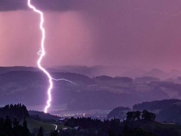 Blitzlicht-uber-dem-Emmenta