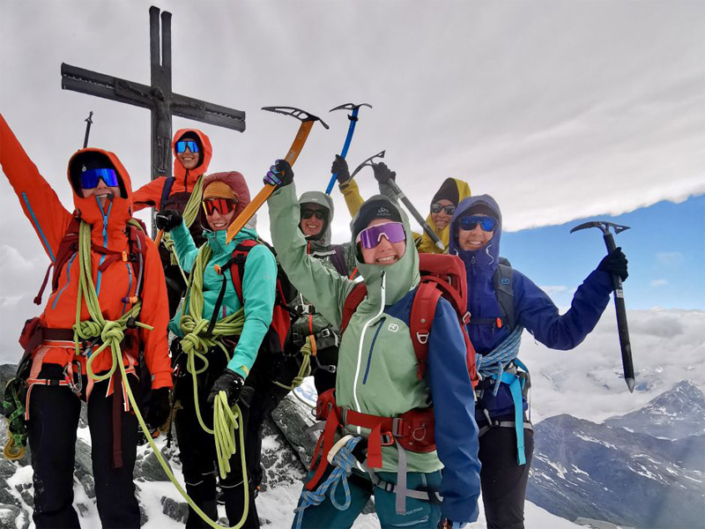 Frauenseilschaft-am-Allalin